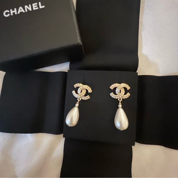 Authentic Like New Chanel CC Logo Large Pearls Earrings GHW - Picture 2 of 7